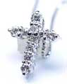 総計0.3ctのダイヤを惜しみなく使用したキラキラに輝く十字架クロスペンダント